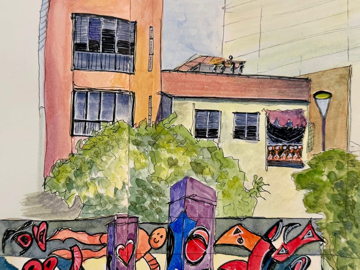 Urban Sketch in Tusche und Aquarell: Häuser, Bäume und eine bemalte Mauer